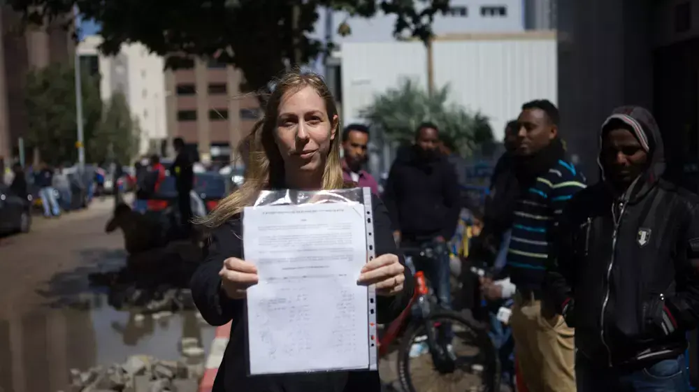 הדר ווינשטוק, ארגנה עצומה המבקשת ממשרד הפנים תנאים הוגנים יותר למבקשי המקלט, מחוץ לסניף משרד הפנים ברחוב תובל בתל אביב, מרץ 2014 הדר ווינשטוק, ארגנה עצומה המבקשת ממשרד הפנים תנאים הוגנים יותר למבקשי המקלט, מחוץ לסניף משרד הפנים ברחוב תובל בתל אביב, מרץ 2014