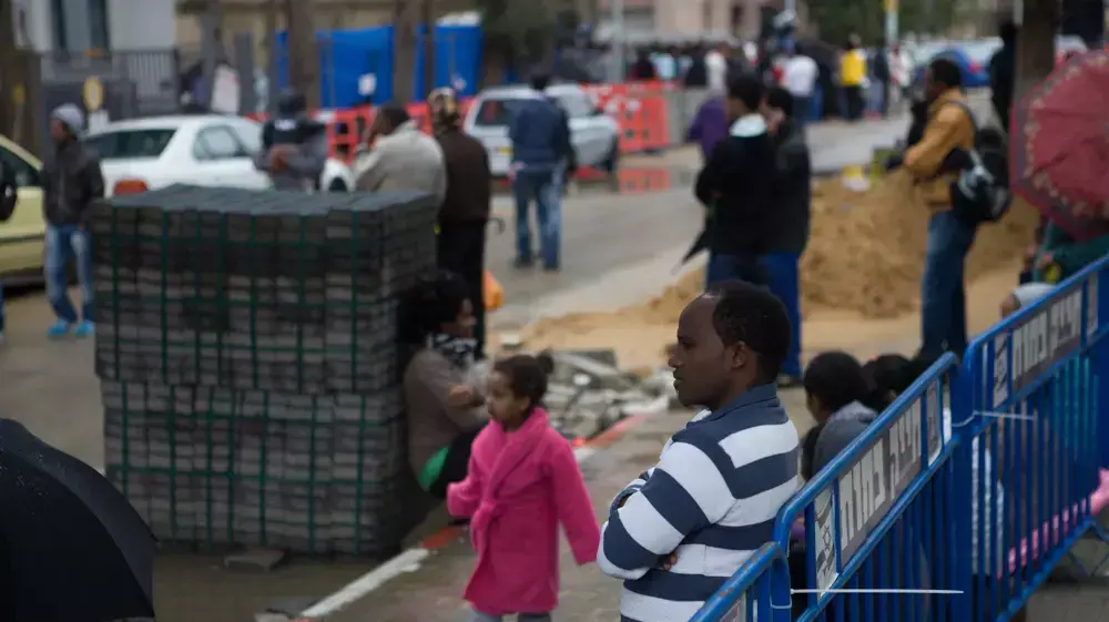 מבקשי מקלט ממתינים מחוץ לסניף משרד הפנים ברחוב תובל בתל אביב, מרץ 2014 מבקשי מקלט ממתינים מחוץ לסניף משרד הפנים ברחוב תובל בתל אביב, מרץ 2014
