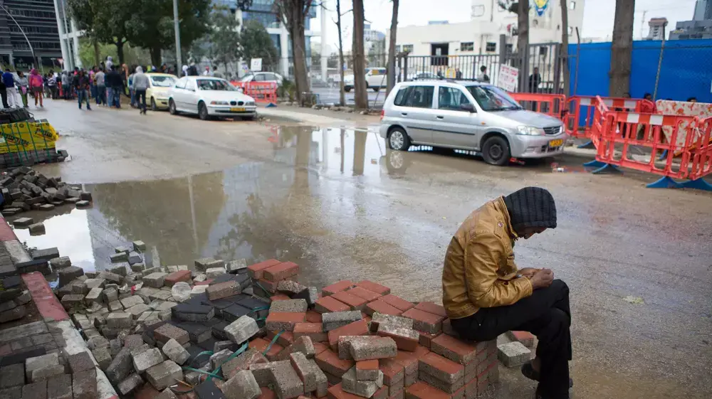 מבקשי מקלט ממתינים מחוץ לסניף משרד הפנים ברחוב תובל בתל אביב, מרץ 2014 מבקשי מקלט ממתינים מחוץ לסניף משרד הפנים ברחוב תובל בתל אביב, מרץ 2014