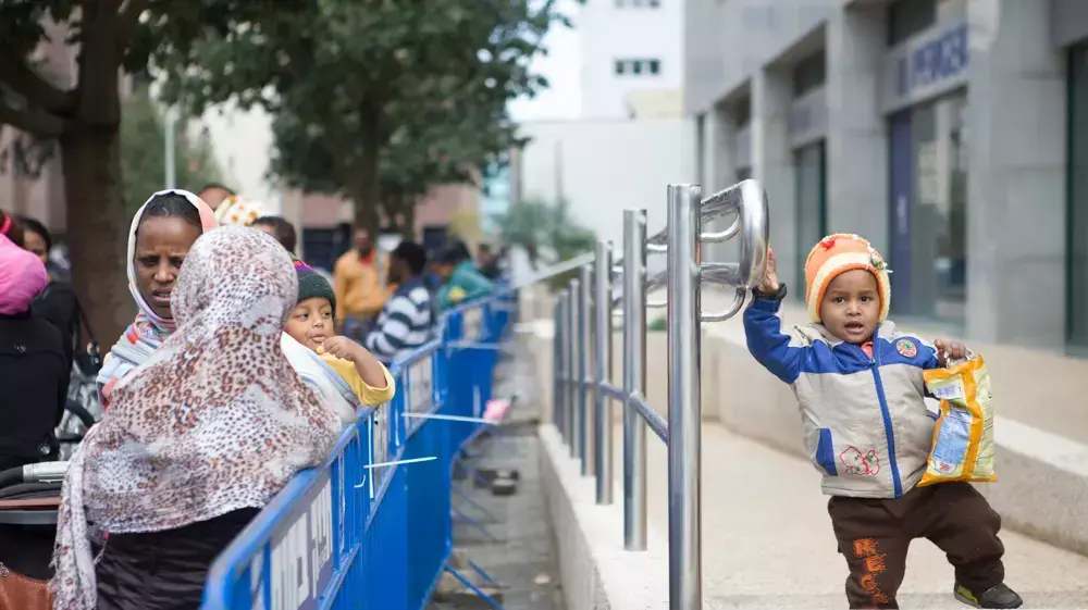 מבקשי מקלט ממתינים מחוץ לסניף משרד הפנים ברחוב תובל בתל אביב, מרץ 2014