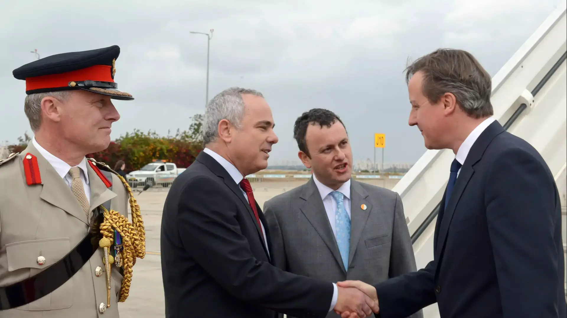 שר המודיעין יובל שטייניץ, מקבל את פניו של ראש ממשלת בריטניה דיויד קמרון, בטקס קצר בשדה התעופה בן גוריון עם פתיחת ביקורו בישראל, מרץ 2014 שר המודיעין יובל שטייניץ, מקבל את פניו של ראש ממשלת בריטניה דיויד קמרון, בטקס קצר בשדה התעופה בן גוריון עם פתיחת ביקורו בישראל, מרץ 2014