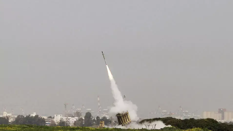 תיעוד נדיר של כיפת ברזל: מהשיגור - עד הפגיעה תיעוד נדיר של כיפת ברזל: מהשיגור - עד הפגיעה