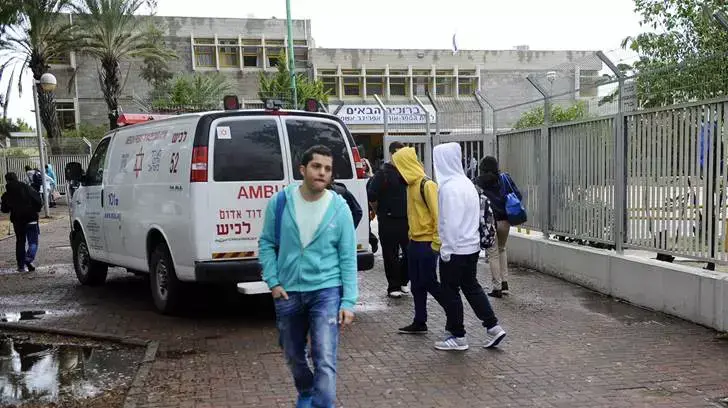 תלמידים עוזבים את בית הספר אורט אשקלון בשל ההסלמה בדרום, מרץ 2014