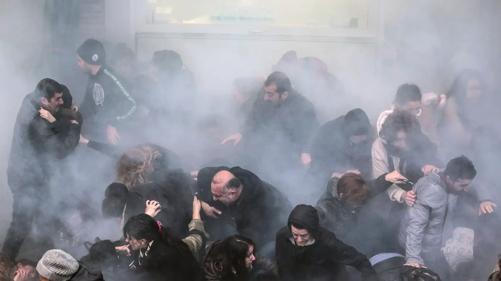 מפגינים טורקים אפופים בגז מדמיע, אחרי שמחו נגד ראש הממשלה רג'פ טייפ ארדואן. איסטנבול, 12 במרץ 2014 מפגינים טורקים אפופים בגז מדמיע, אחרי שמחו נגד ראש הממשלה רג'פ טייפ ארדואן. איסטנבול, 12 במרץ 2014
