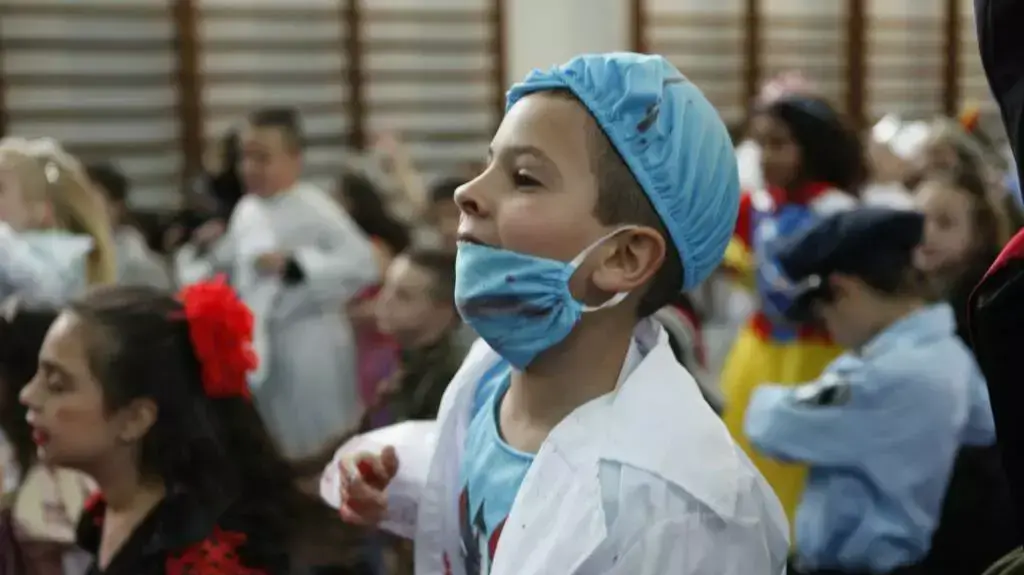 ילדי בית הספר רוקח בתל אביב מחופשים בתחפושות פורים