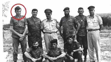 מאיר הר-ציון (עומד ראשון משמאל), לצד אריאל שרון ומשה דיין, לאחר פעולת התגמול בכונתילה, אוקטובר 1955 מאיר הר-ציון (עומד ראשון משמאל), לצד אריאל שרון ומשה דיין, לאחר פעולת התגמול בכונתילה, אוקטובר 1955