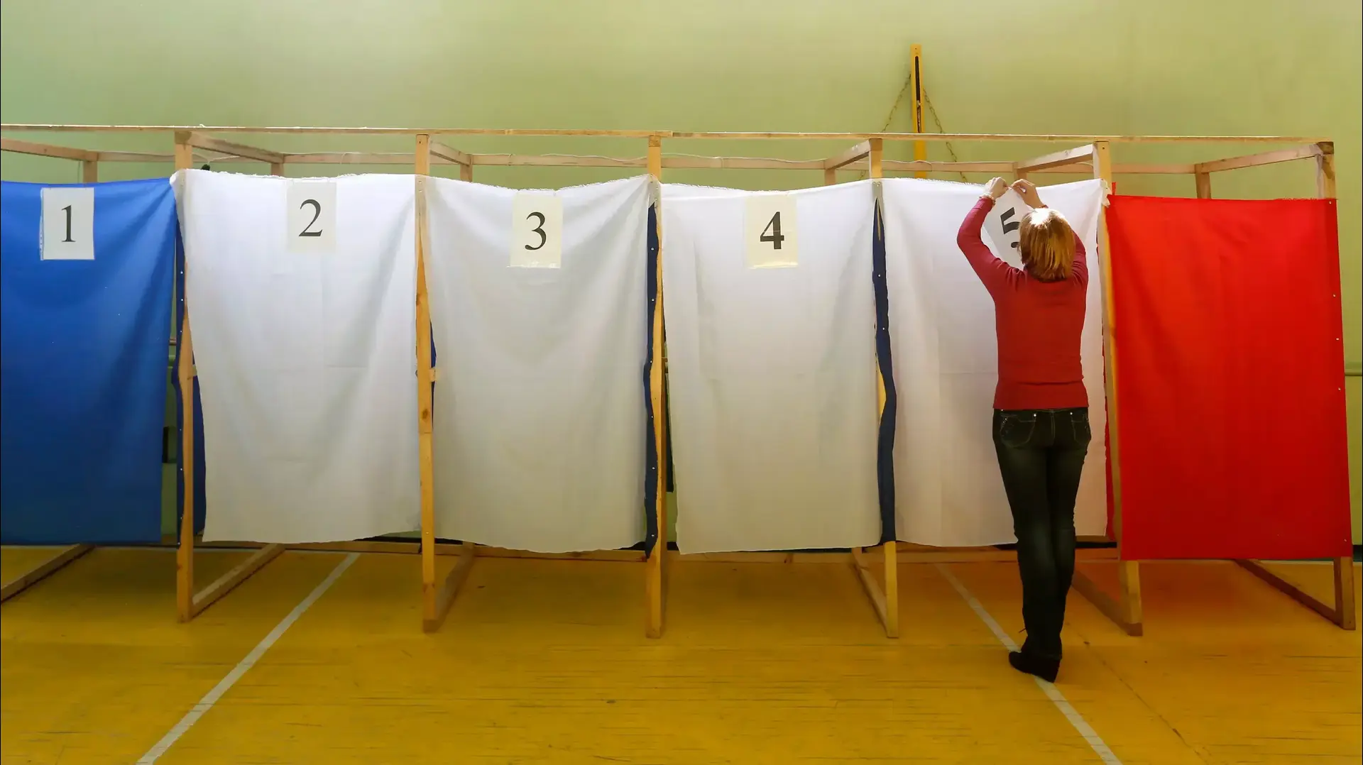 הכנות למשאל העם לסיפוח קרים לרוסיה. סימפרופול, 15 במרץ 2014 הכנות למשאל העם לסיפוח קרים לרוסיה. סימפרופול, 15 במרץ 2014