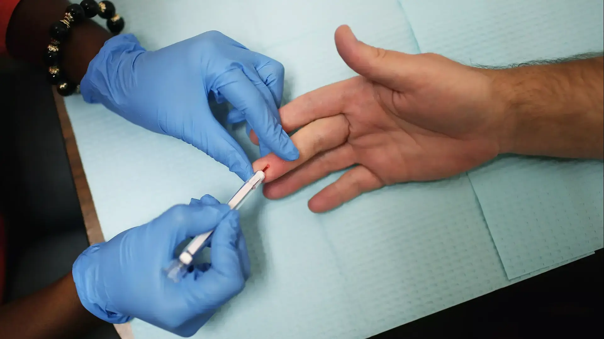 אדם נותן דם לבדיקה לגילוי HIV. וושינגטון הבירה, 2012 אדם נותן דם לבדיקה לגילוי HIV. וושינגטון הבירה, 2012