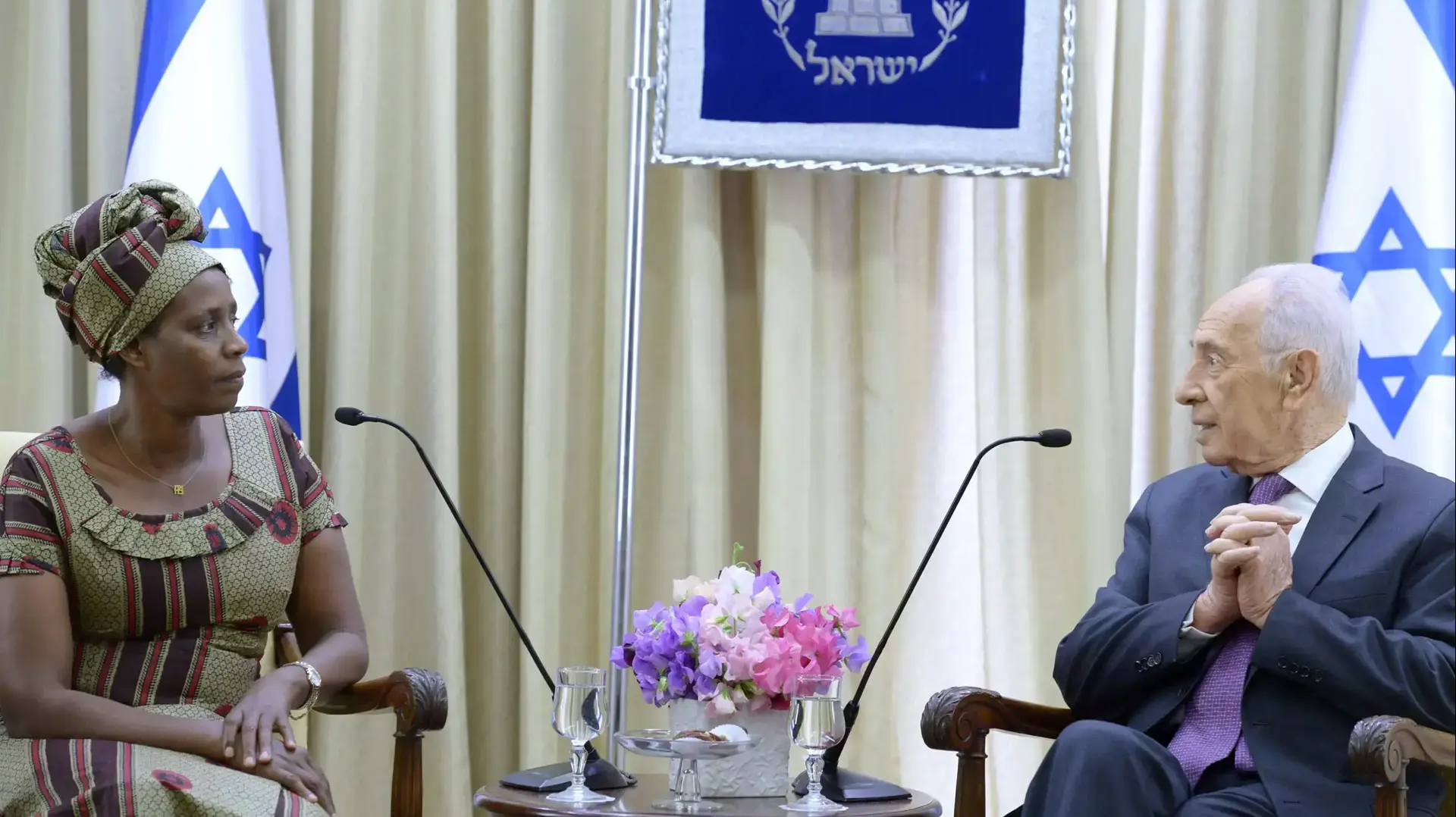 נשיא המדינה שמעון פרס בפגישה עם רוז מפנדו, פעילת זכויות אדם וזוכת אות האו"ם להומניטריזם לשנת 2009 נשיא המדינה שמעון פרס בפגישה עם רוז מפנדו, פעילת זכויות אדם וזוכת אות האו"ם להומניטריזם לשנת 2009