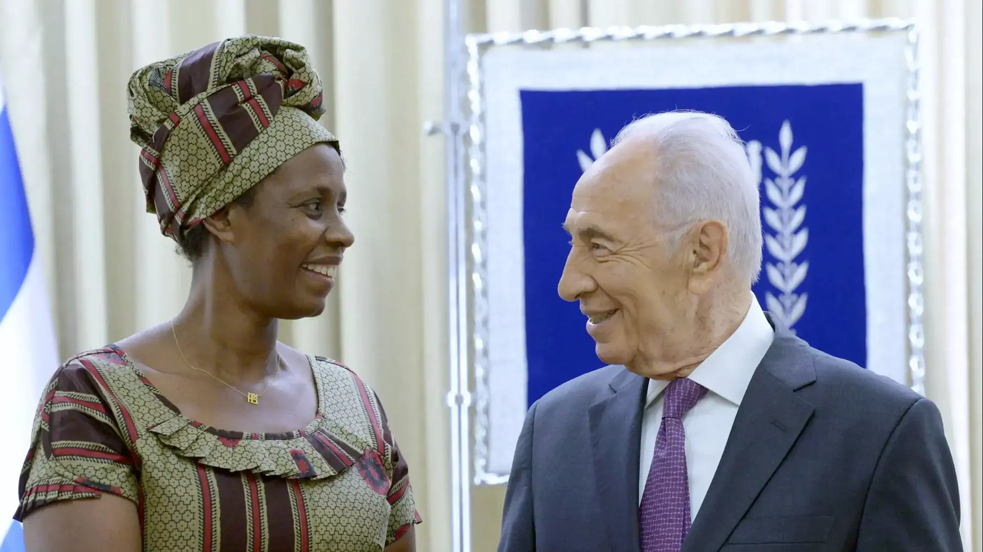 נשיא המדינה שמעון פרס בפגישה עם רוז מפנדו, פעילת זכויות אדם וזוכת אות האו"ם להומניטריזם לשנת 2009 נשיא המדינה שמעון פרס בפגישה עם רוז מפנדו, פעילת זכויות אדם וזוכת אות האו"ם להומניטריזם לשנת 2009
