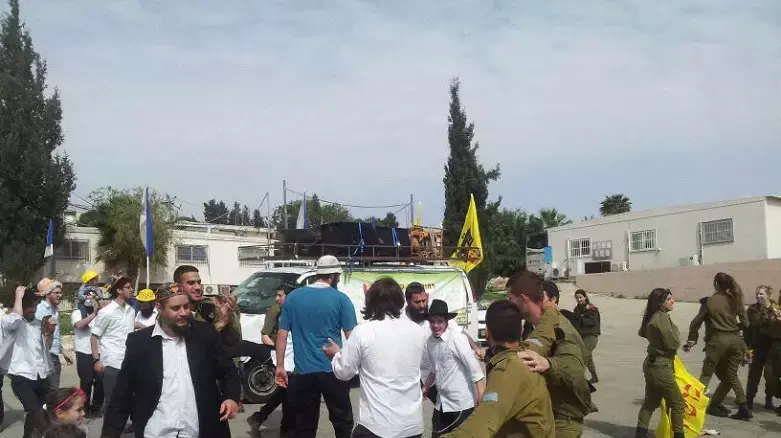 חיילי צה"ל בחגיגות פורים במצפה יצהר, מרץ 2014 חיילי צה"ל בחגיגות פורים במצפה יצהר, מרץ 2014