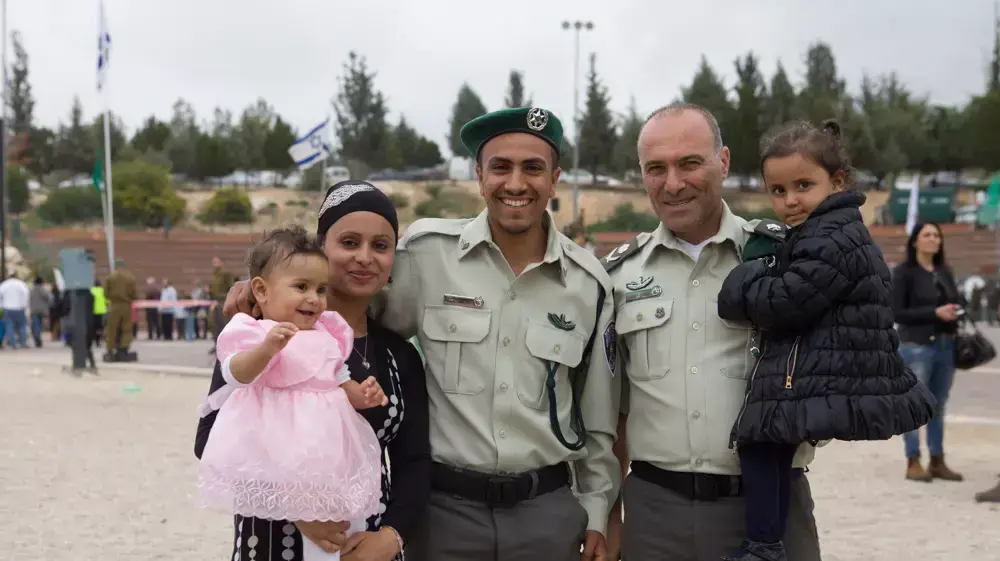 יעיש חביב ומשפחתו עם מפקד מג"ב, ניצב עמוס יעקב, מרץ 2014 יעיש חביב ומשפחתו עם מפקד מג"ב, ניצב עמוס יעקב, מרץ 2014