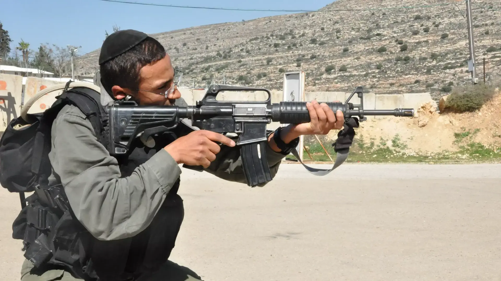חביבי יעיש שסיים כמצטיין גדודי את טירונות מג"ב. מרץ 2014 חביבי יעיש שסיים כמצטיין גדודי את טירונות מג"ב. מרץ 2014