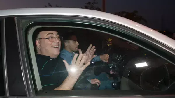אבי בניהו בצאתו מחקירה בלהב 443, לוד. מרץ 2014 אבי בניהו בצאתו מחקירה בלהב 443, לוד. מרץ 2014