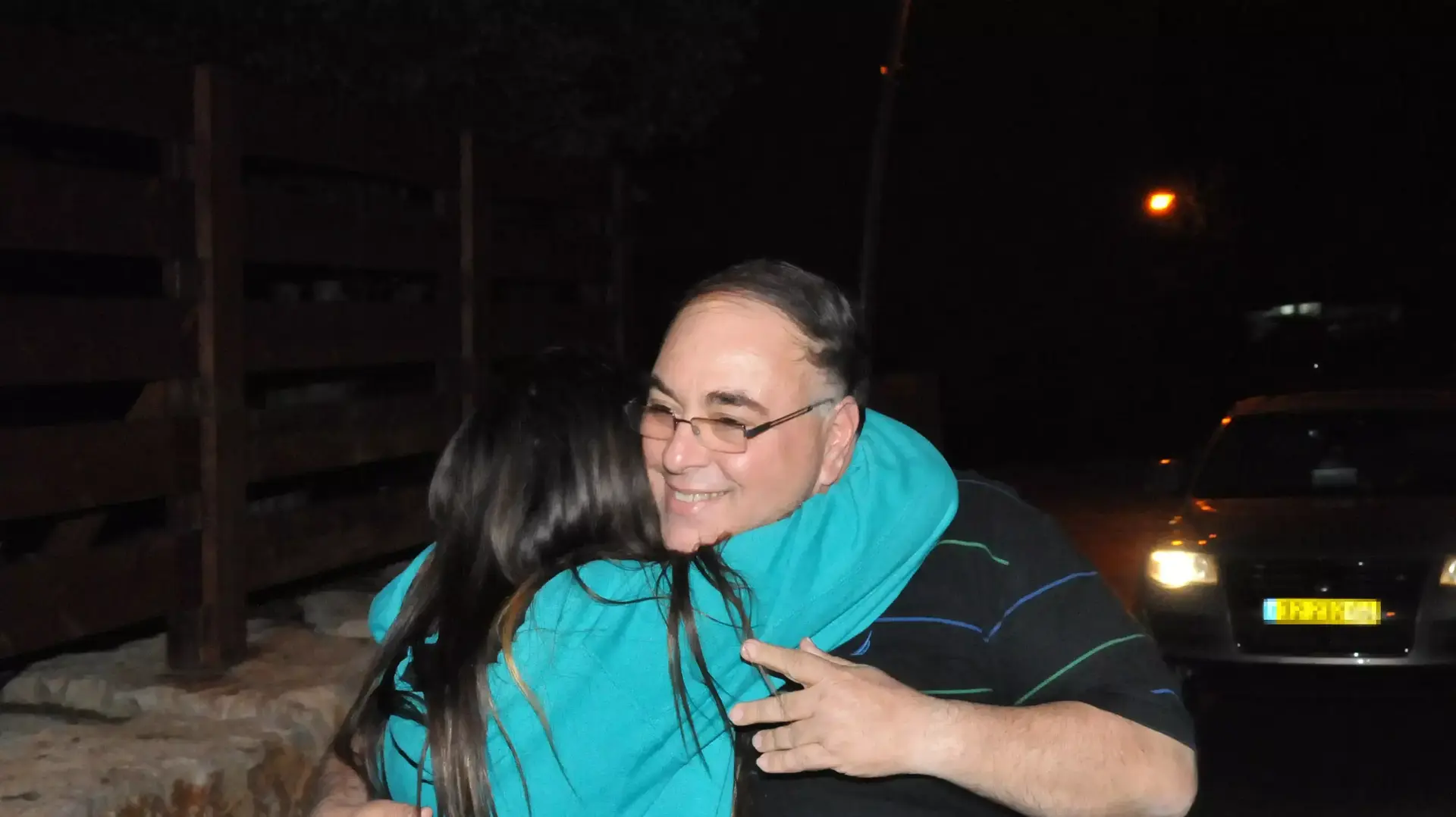 אבי בניהו מגיע לביתו בלהבות חביבה לאחר חקירה בלהב 443. מרץ 2014
