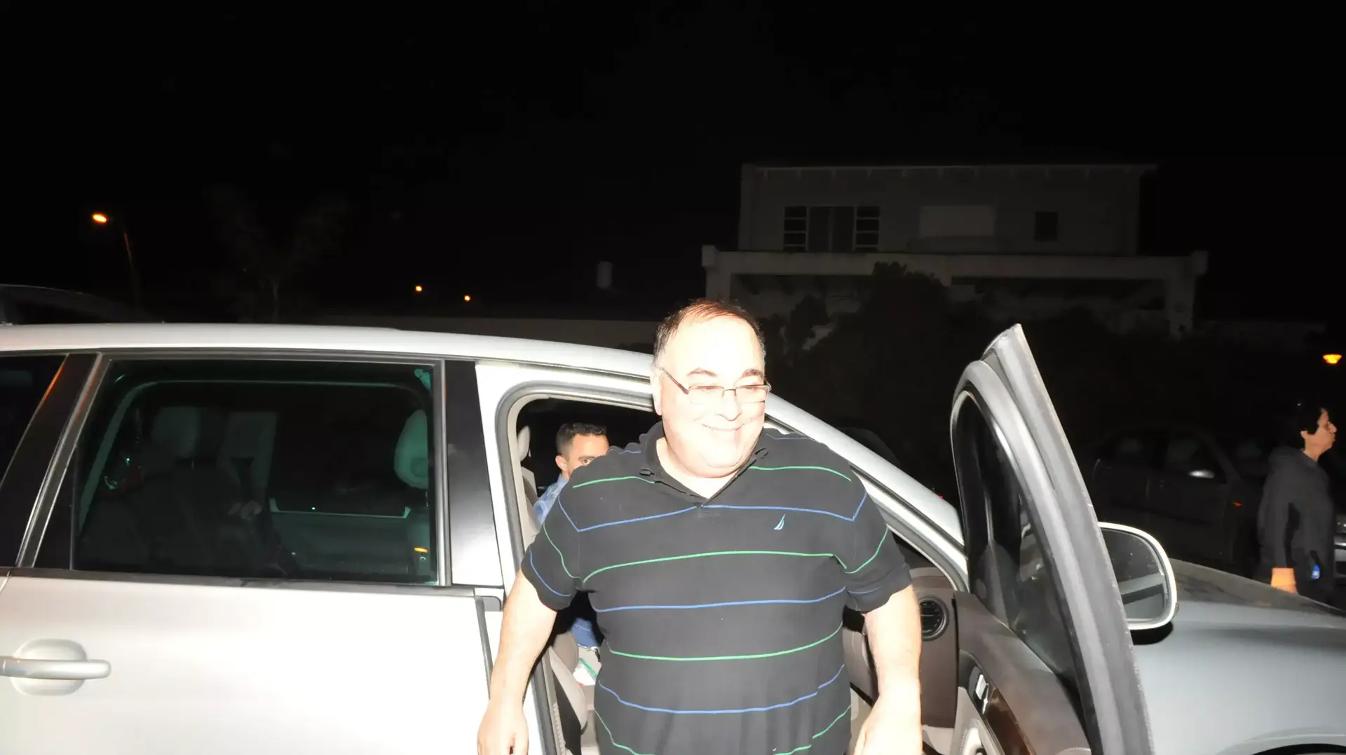 אבי בניהו מגיע לביתו בלהבות חביבה לאחר חקירה בלהב 443. מרץ 2014 אבי בניהו מגיע לביתו בלהבות חביבה לאחר חקירה בלהב 443. מרץ 2014