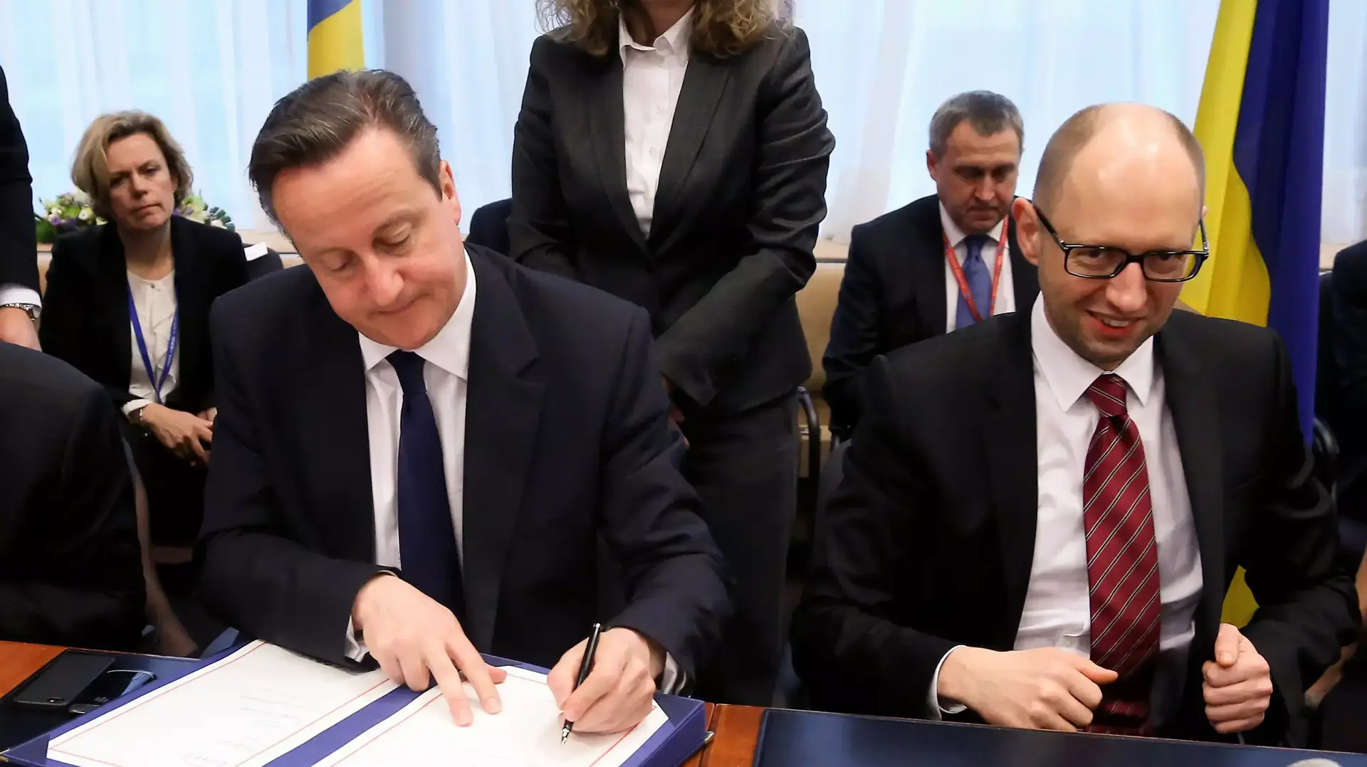 ראש ממשלת אוקראינה ארסני יצניוק ועמיתו הבריטי דיוויד קמרון חותמים על הסכמים בין אוקראינה לאיחוד האירופי. בריסל, 21 במרץ 2014