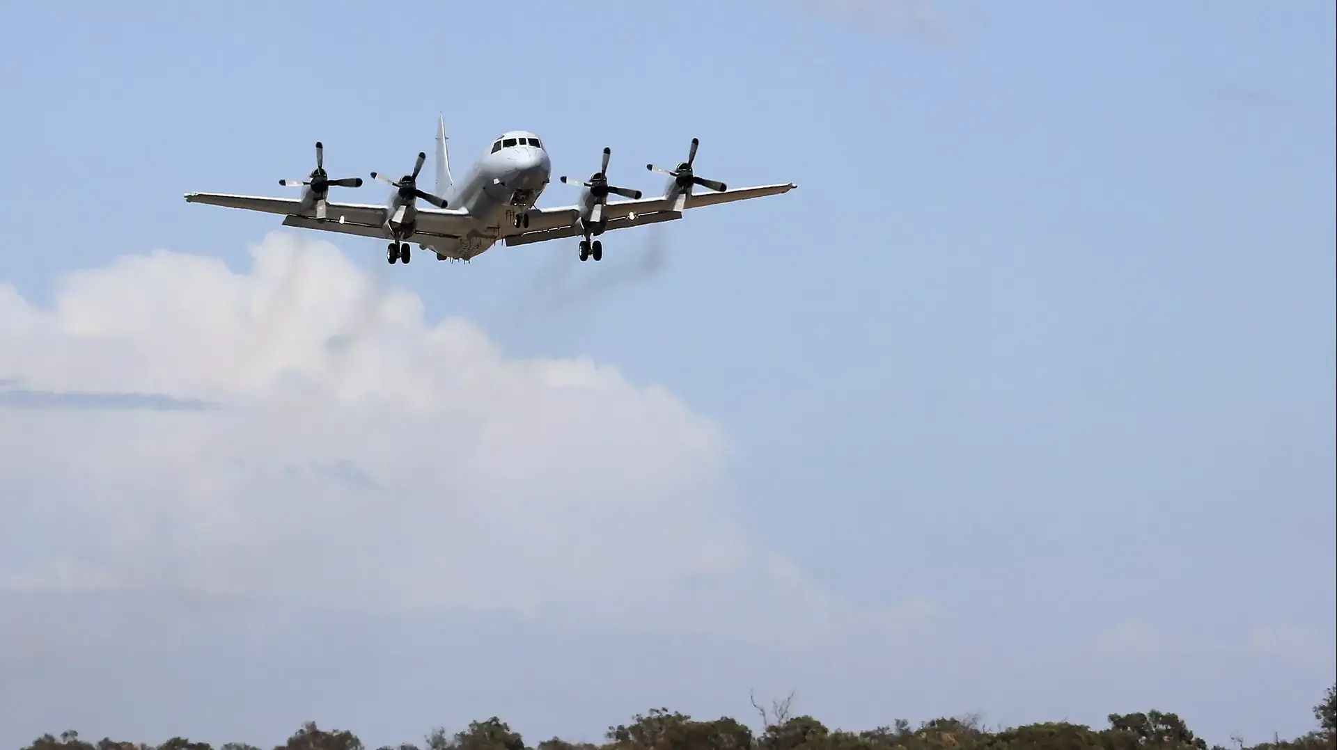 מטוסים וספינות של צבא אוסטרליה מחפשים אחר שברי המטוס המלזי הנעלם. האוקיינוס ההודי, 23-22 במרץ 2013 מטוסים וספינות של צבא אוסטרליה מחפשים אחר שברי המטוס המלזי הנעלם. האוקיינוס ההודי, 23-22 במרץ 2013