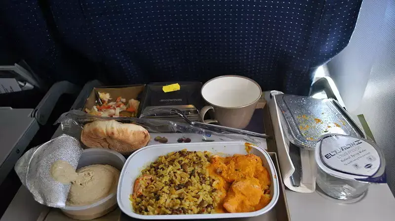 ארוחה במטוס אל על במחלקת תיירים ארוחה במטוס אל על במחלקת תיירים