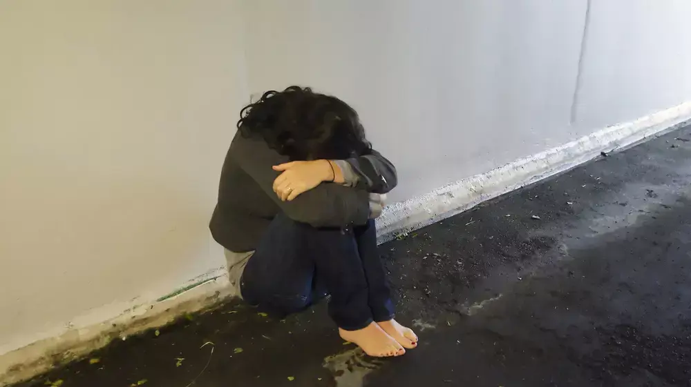 אילוסטרציה של אישה יושבת