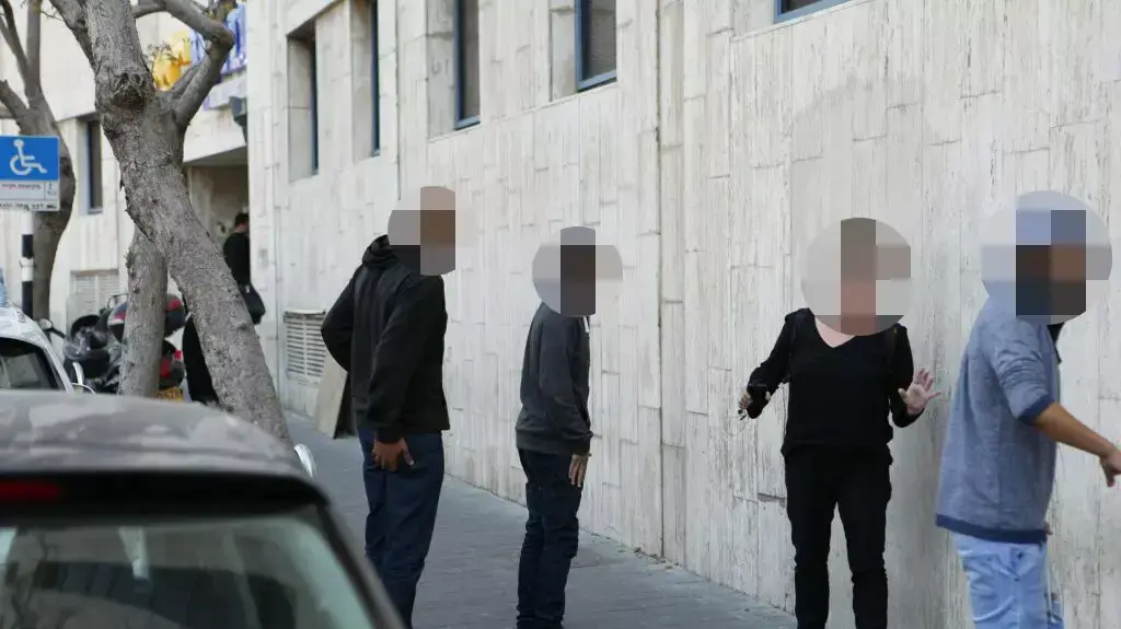 שבעה קטינים חשודים שאנסו נערה בת 13 שוחררו למעצר בית, ביהמ"ש לנוער ת"א. מרץ 2014 שבעה קטינים חשודים שאנסו נערה בת 13 שוחררו למעצר בית, ביהמ"ש לנוער ת"א. מרץ 2014