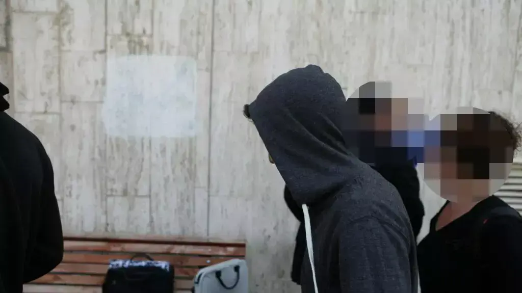 שבעה קטינים חשודים שאנסו נערה בת 13 שוחררו למעצר בית, ביהמ"ש לנוער ת"א. מרץ 2014 שבעה קטינים חשודים שאנסו נערה בת 13 שוחררו למעצר בית, ביהמ"ש לנוער ת"א. מרץ 2014