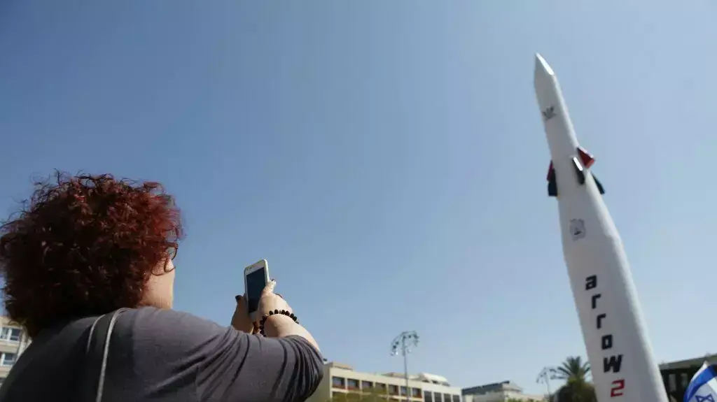 כיפת ברזל וטיל החץ פרוסים בכיכר רבין, תל- אביב. מרץ 2014 כיפת ברזל וטיל החץ פרוסים בכיכר רבין, תל- אביב. מרץ 2014