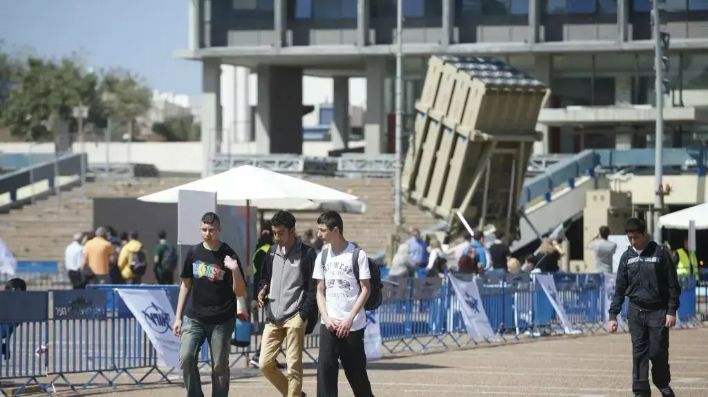 כיפת ברזל וטיל החץ פרוסים בכיכר רבין, תל- אביב. מרץ 2014 כיפת ברזל וטיל החץ פרוסים בכיכר רבין, תל- אביב. מרץ 2014