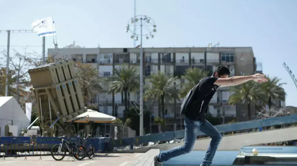 כיפת ברזל וטיל החץ פרוסים בכיכר רבין, תל- אביב. מרץ 2014 כיפת ברזל וטיל החץ פרוסים בכיכר רבין, תל- אביב. מרץ 2014
