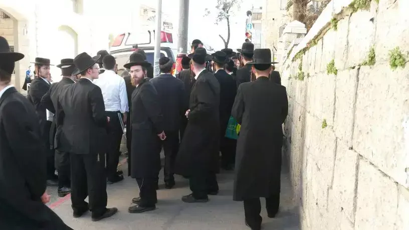 אברך התמוטט ונפטר ברחוב ישעיהו בירושלים, מרץ 2014 אברך התמוטט ונפטר ברחוב ישעיהו בירושלים, מרץ 2014