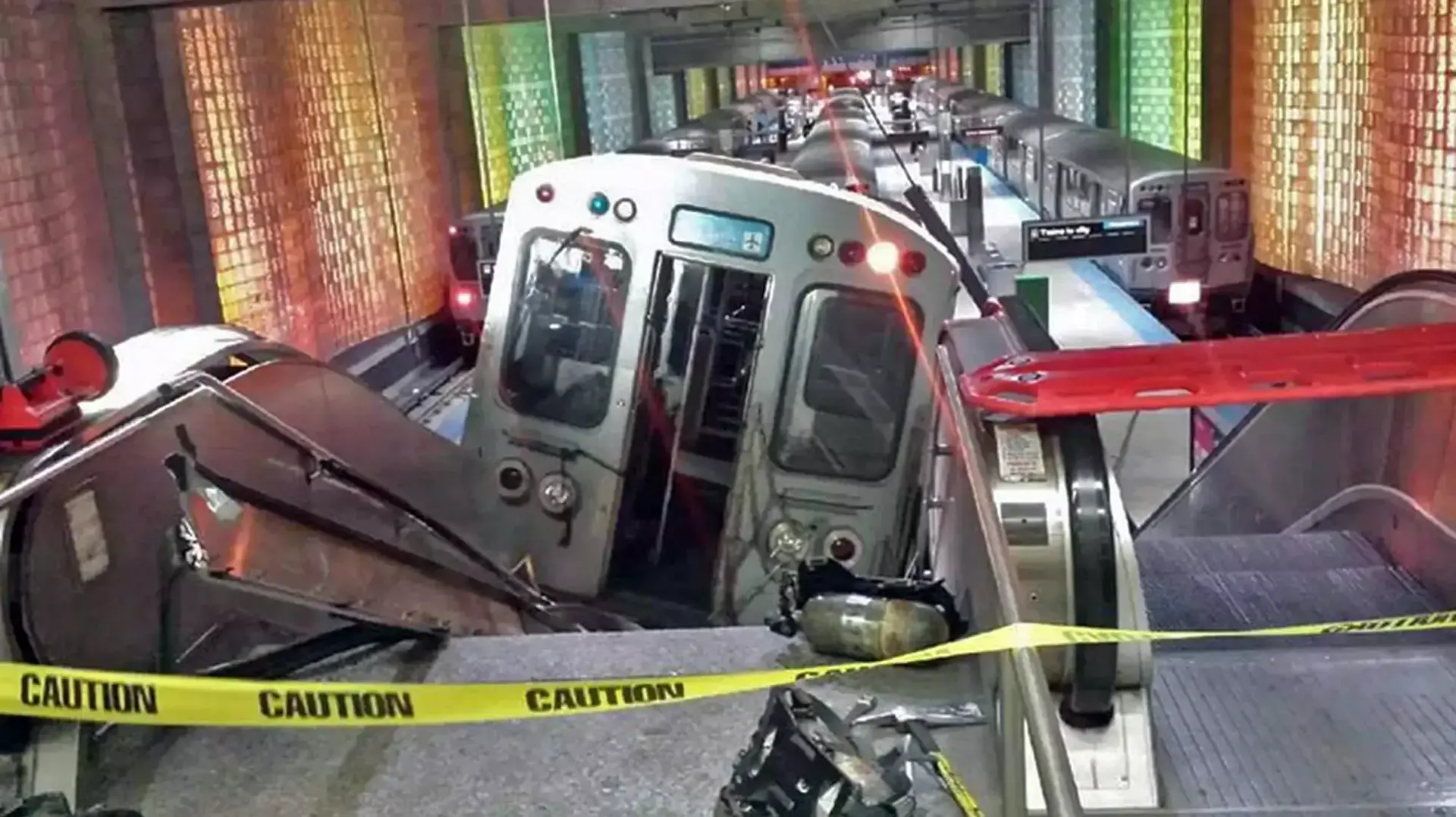רכבת שסטתה מהמסלול ויצאה ל"טיול" בתחנה. נמל התעופה אוהייר, שיקגו, מרץ 2014