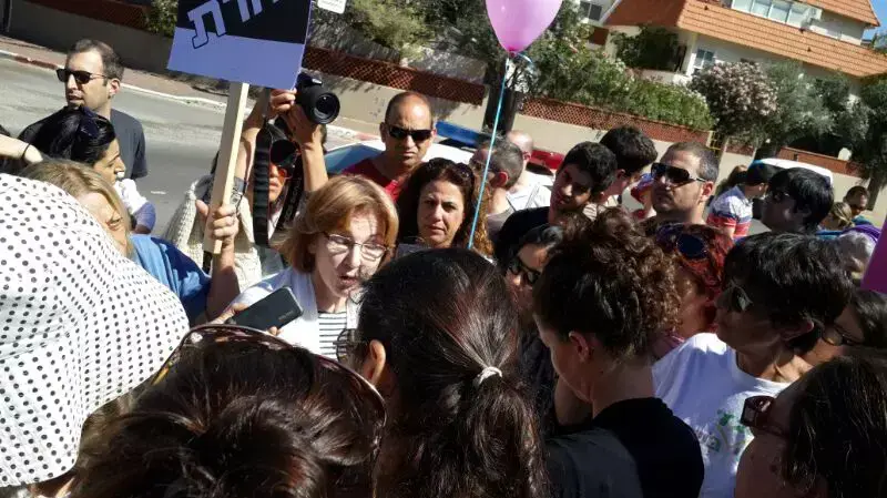 הפגנת נשים מול ביתה של יעל גרמן, 28 במרץ 2014 הפגנת נשים מול ביתה של יעל גרמן, 28 במרץ 2014