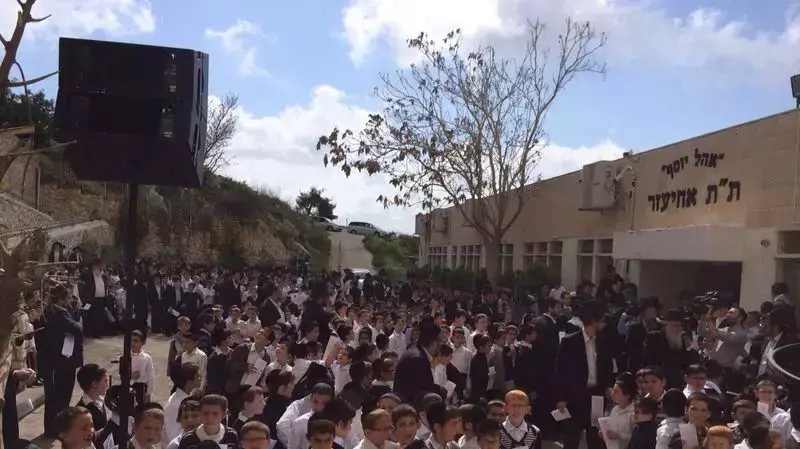 יצחק גרוס ומיכאל גרוס חוזרים ללימודים לאחר שהחלימו מאסון ההדברה בירושלים, בתמונה: יצחק גרוס, מרץ 2014 יצחק גרוס ומיכאל גרוס חוזרים ללימודים לאחר שהחלימו מאסון ההדברה בירושלים, בתמונה: יצחק גרוס, מרץ 2014