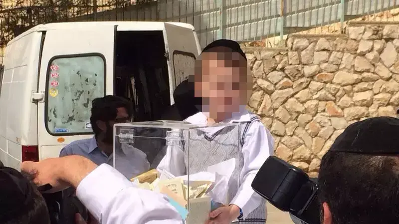 יצחק גרוס ומיכאל גרוס חוזרים ללימודים לאחר שהחלימו מאסון ההדברה בירושלים, בתמונה: יצחק גרוס, מרץ 2014 יצחק גרוס ומיכאל גרוס חוזרים ללימודים לאחר שהחלימו מאסון ההדברה בירושלים, בתמונה: יצחק גרוס, מרץ 2014