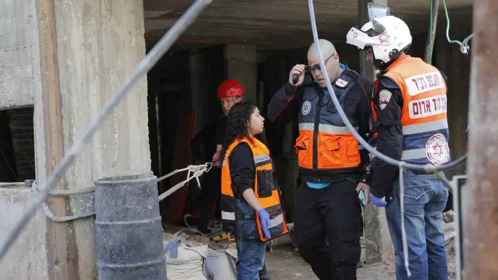 ארבעה עובדים לכודים במעלית שקרסה ברחוב פייארברג, ת"א. מרץ 2014 ארבעה עובדים לכודים במעלית שקרסה ברחוב פייארברג, ת"א. מרץ 2014