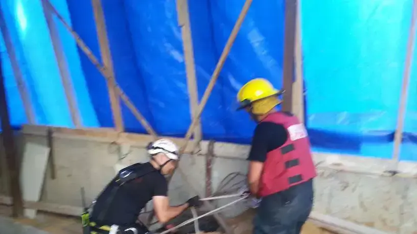 חילוץ ארבעה עובדים לכודים במעלית שקרסה ברחוב פייארברג, ת"א. מרץ 2014 חילוץ ארבעה עובדים לכודים במעלית שקרסה ברחוב פייארברג, ת"א. מרץ 2014
