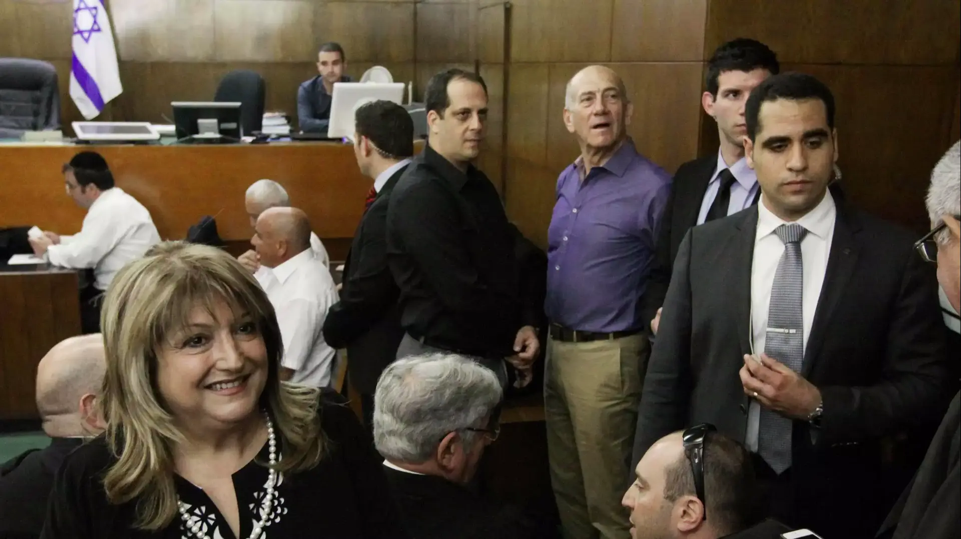 שולה זקן ואהוד אולמרט בבית המשפט המחוזי בתל אביב ביום הכרעת הדין בתיק הולילנד. מרץ 2014 שולה זקן ואהוד אולמרט בבית המשפט המחוזי בתל אביב ביום הכרעת הדין בתיק הולילנד. מרץ 2014