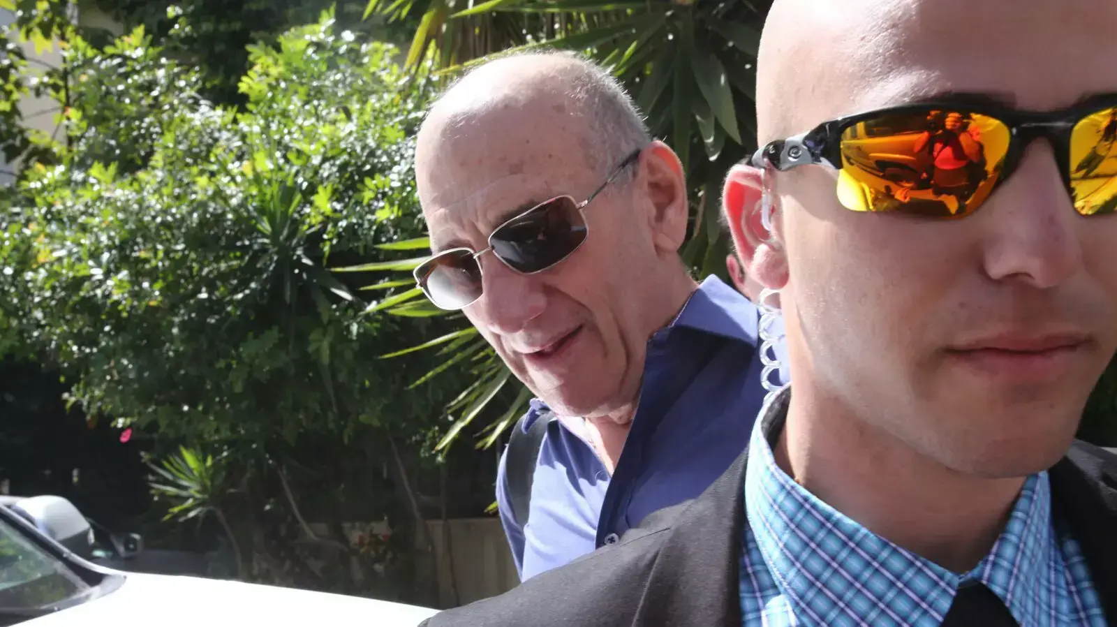 אהוד אולמרט יוצא מביתו בתל אביב. מרץ 2014 אהוד אולמרט יוצא מביתו בתל אביב. מרץ 2014