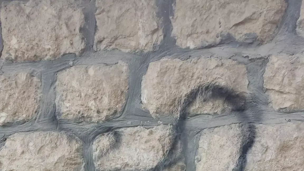 תג מחיר במנזר דיר ראפאת שליד קיבוץ צרעה, אפריל 2014 תג מחיר במנזר דיר ראפאת שליד קיבוץ צרעה, אפריל 2014