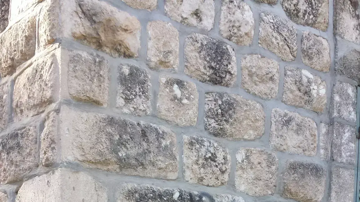 תג מחיר במנזר דיר ראפאת שליד קיבוץ צרעה, אפריל 2014 תג מחיר במנזר דיר ראפאת שליד קיבוץ צרעה, אפריל 2014