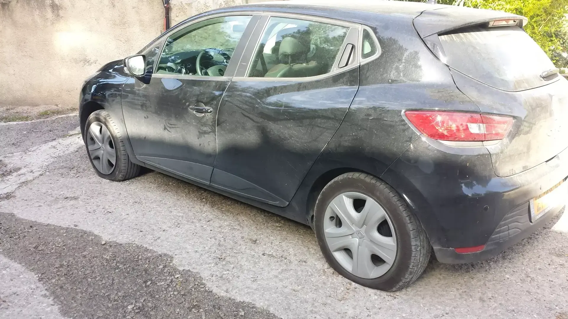 תג מחיר במנזר דיר ראפאת שליד קיבוץ צרעה, אפריל 2014 תג מחיר במנזר דיר ראפאת שליד קיבוץ צרעה, אפריל 2014