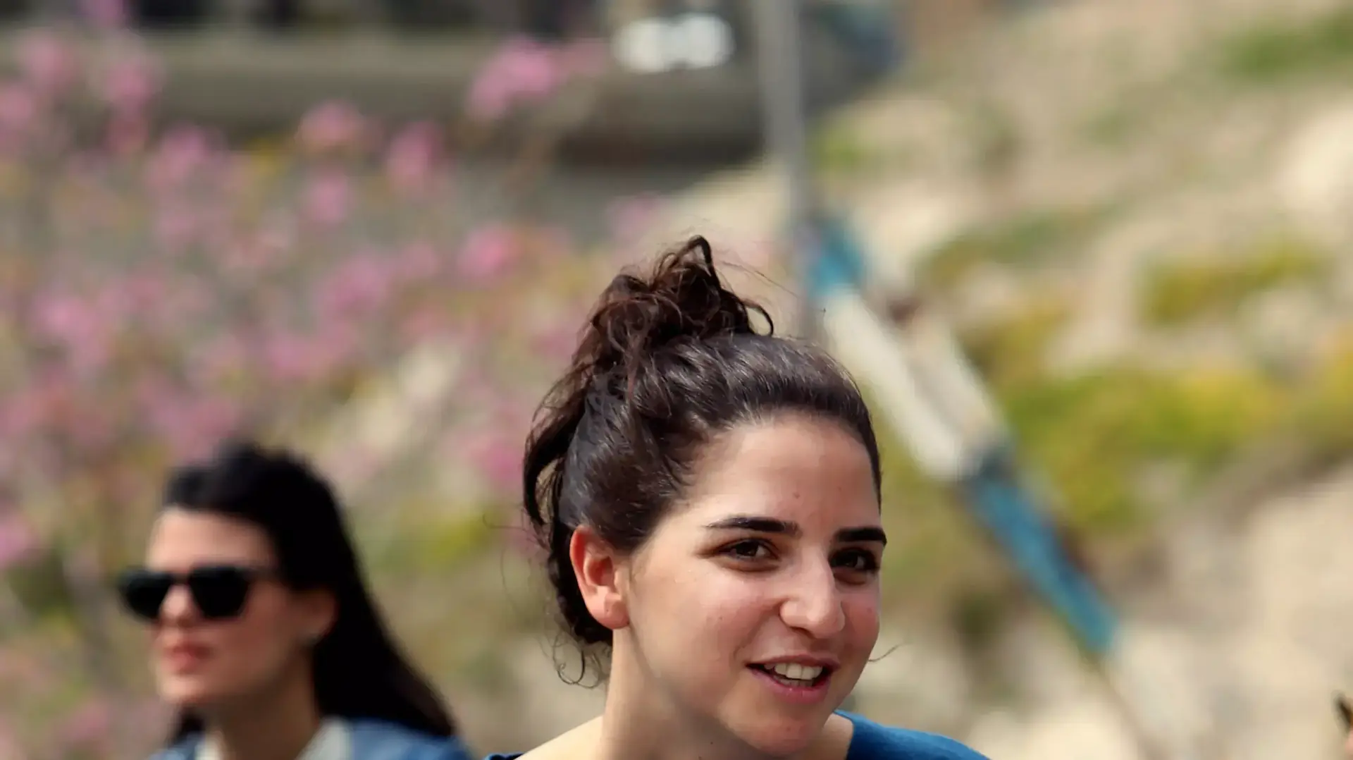 מפגינה בביירות מול הפרלמנט, בזמן ההצבעה על החוק נגד אלימות במשפחה. לבנון, 1 באפריל 2014 מפגינה בביירות מול הפרלמנט, בזמן ההצבעה על החוק נגד אלימות במשפחה. לבנון, 1 באפריל 2014