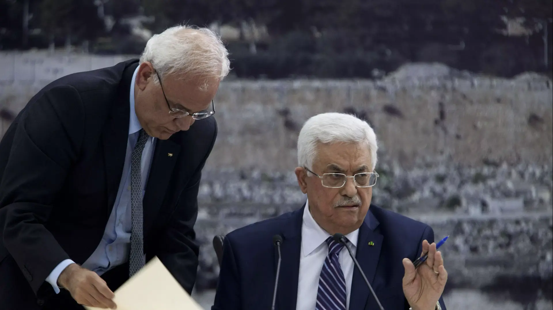 אבו מאזן חותם על מסמכי ההצטרפות לארגונים הבינלאומיים. רמאללה, 1 באפריל 2014