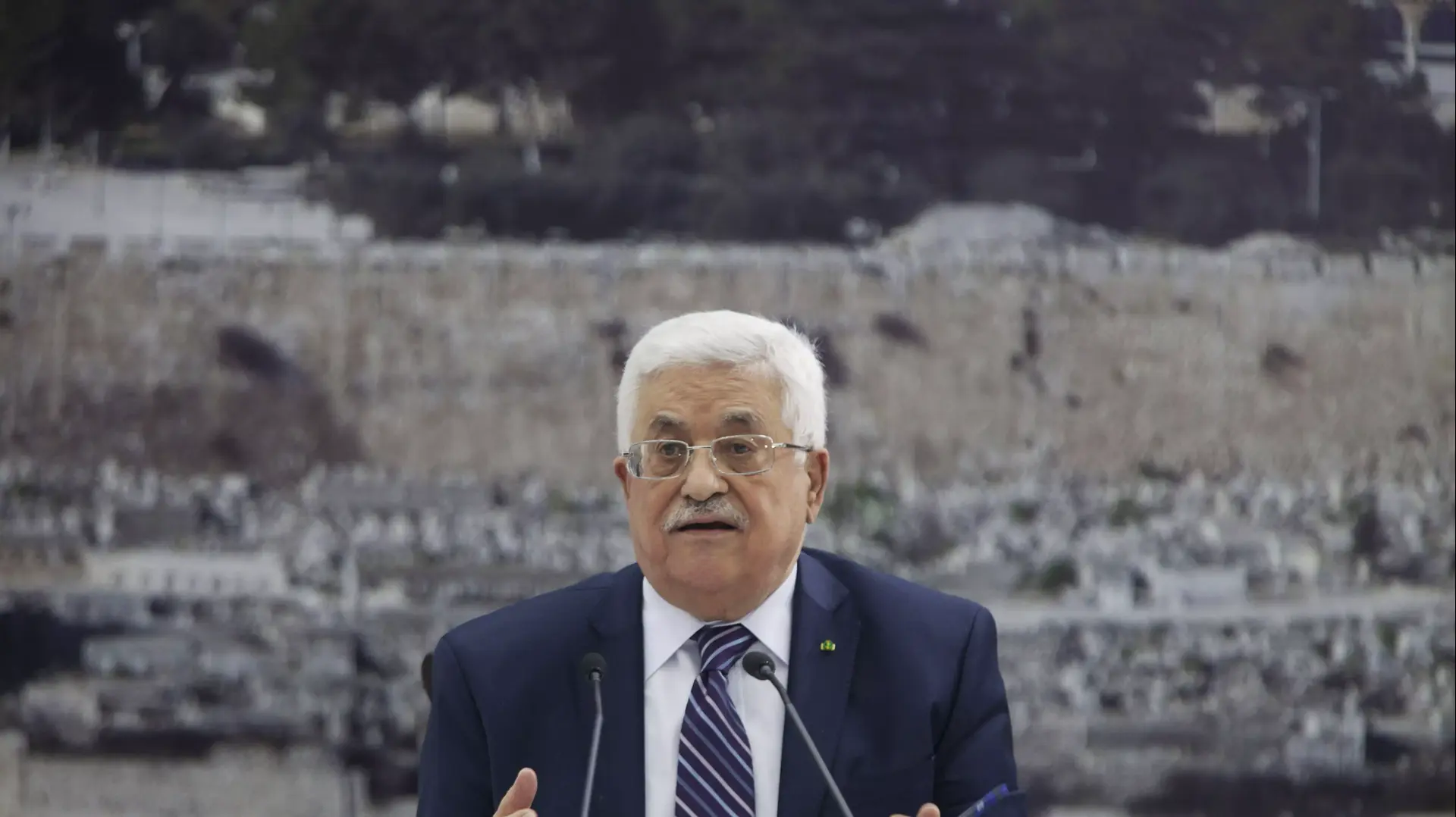 אבו מאזן חותם על מסמכי ההצטרפות לארגונים הבינלאומיים. רמאללה, 1 באפריל 2014 אבו מאזן חותם על מסמכי ההצטרפות לארגונים הבינלאומיים. רמאללה, 1 באפריל 2014