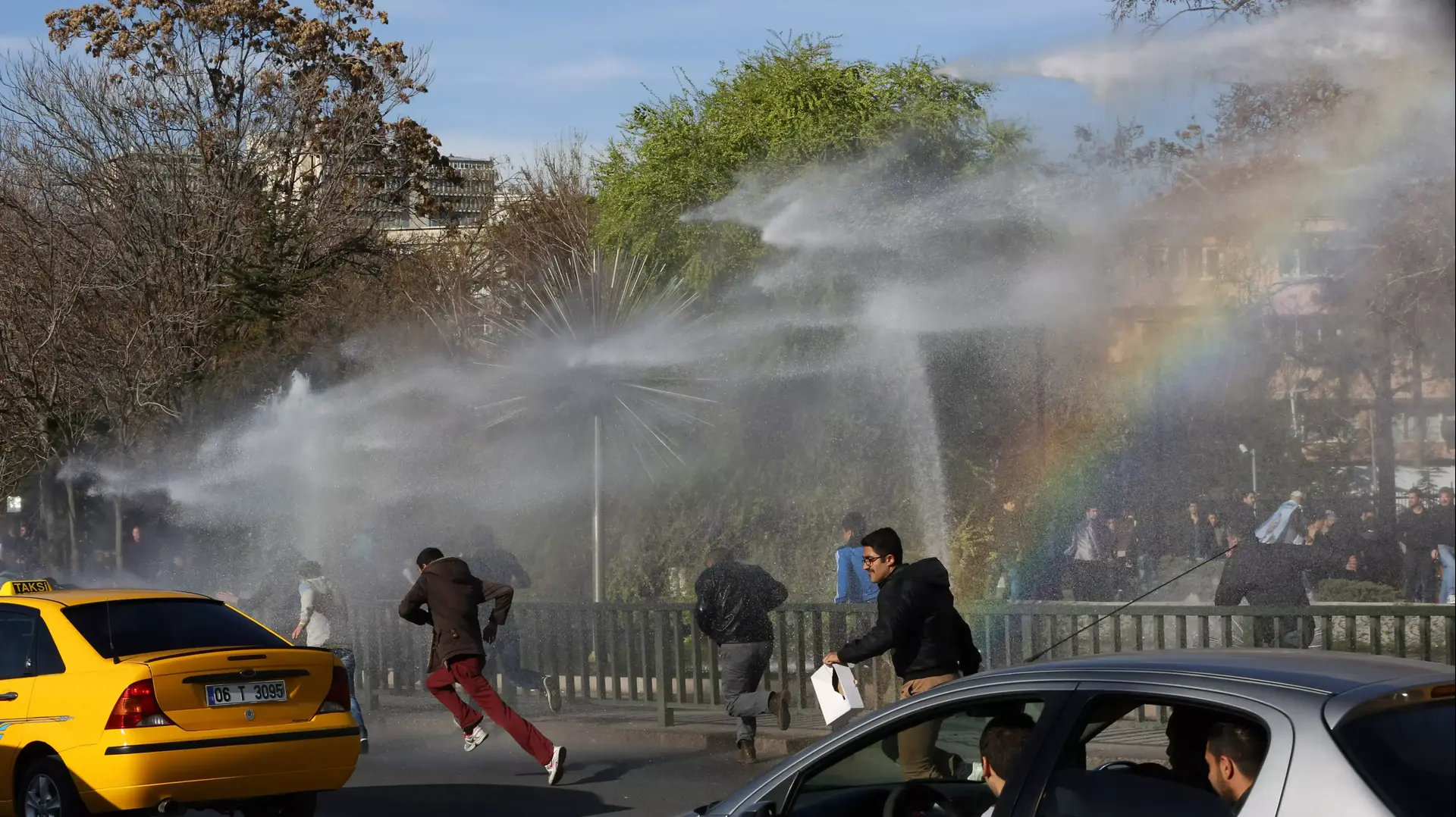 הפגנה נגד זיוף הבחירות בטורקיה. אנקרה, 1 באפריל 2014 הפגנה נגד זיוף הבחירות בטורקיה. אנקרה, 1 באפריל 2014