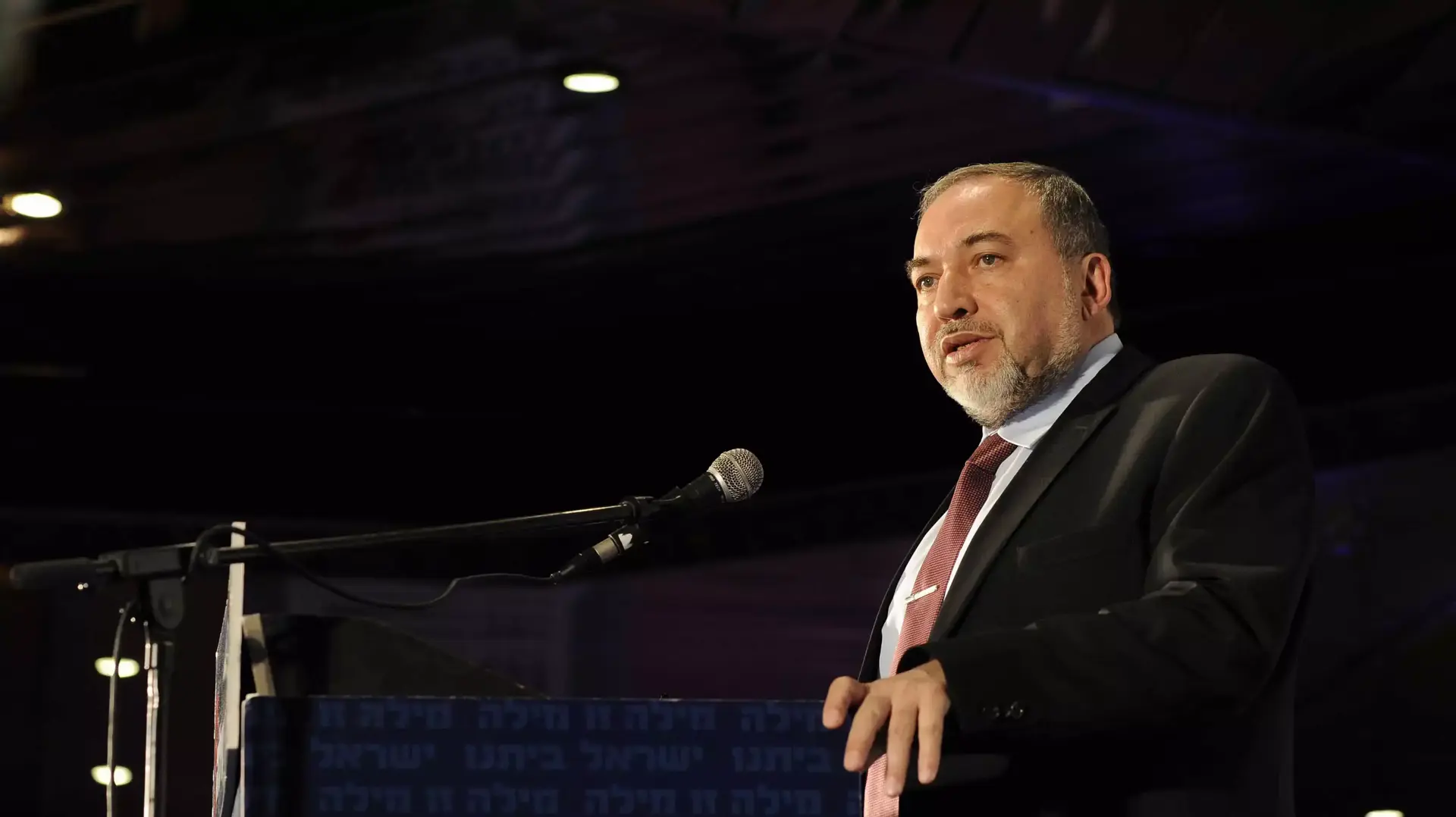יו"ר המפלגה ושר החוץ אביגדור ליברמן בכנס הרמת כוסית המסורתית של מפלגת "ישראל ביתנו", אפריל 2014 יו"ר המפלגה ושר החוץ אביגדור ליברמן בכנס הרמת כוסית המסורתית של מפלגת "ישראל ביתנו", אפריל 2014