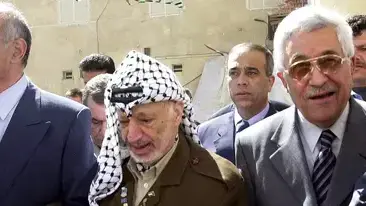 איש העסקים הפלסטיני מוניב אל מסרי יחד עם יאסר ערפאת ואבו מאזן איש העסקים הפלסטיני מוניב אל מסרי יחד עם יאסר ערפאת ואבו מאזן