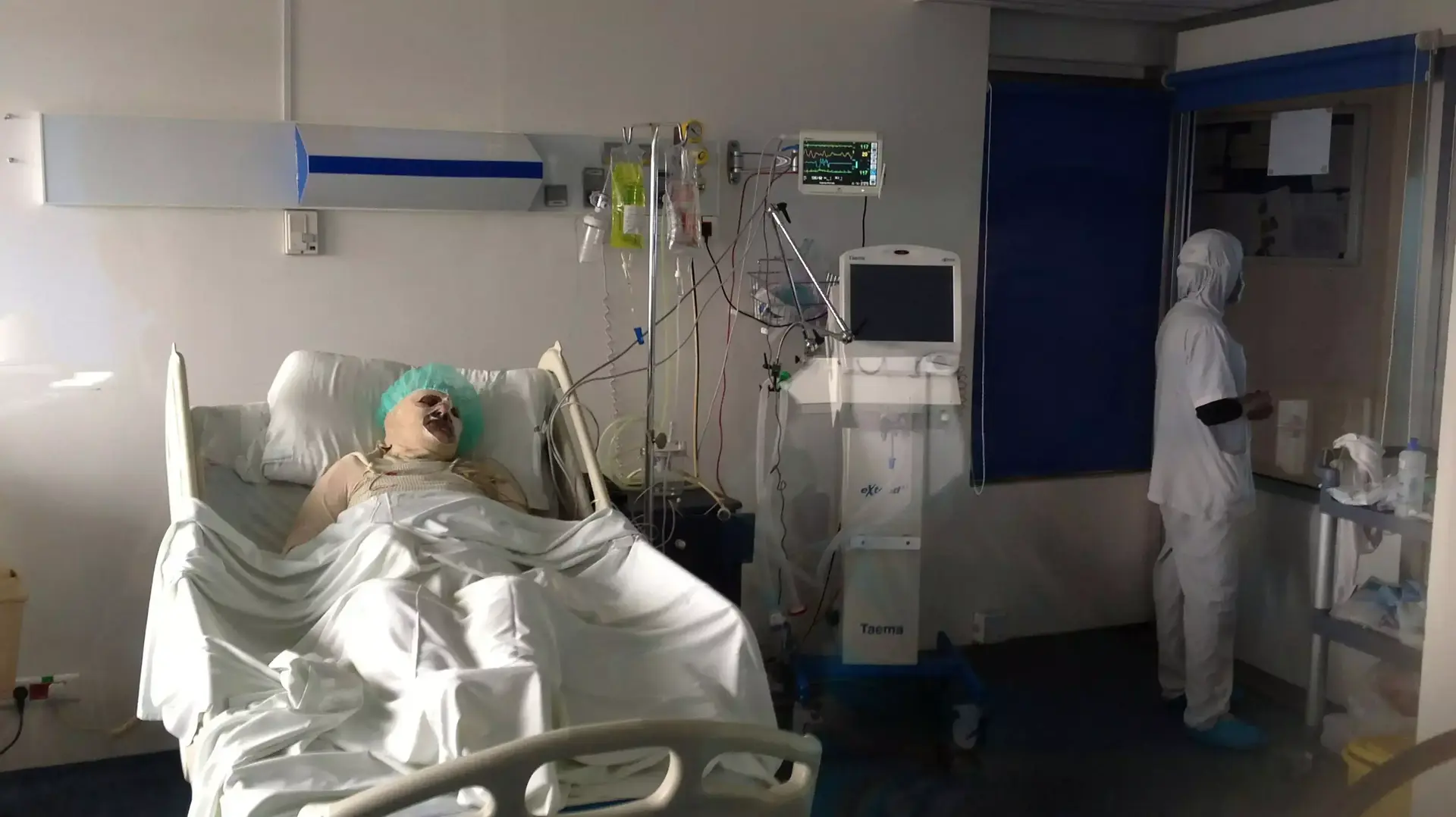 מרים, פליטה סורית שהציתה את עצמה, מאושפזת מצפון לטריפולי. לבנון, מרץ 2014 מרים, פליטה סורית שהציתה את עצמה, מאושפזת מצפון לטריפולי. לבנון, מרץ 2014