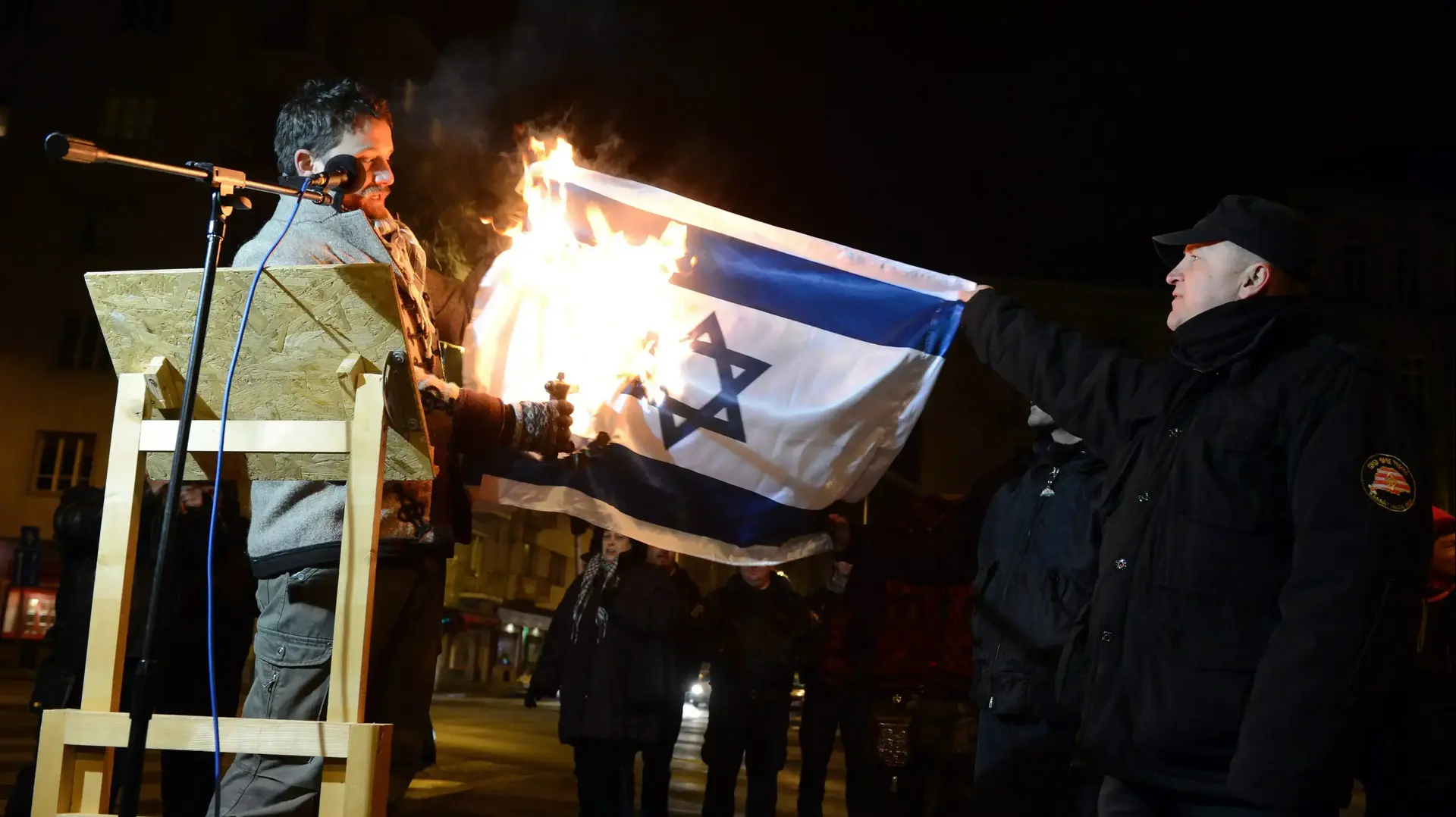 חבר הפרלמנט העצמאי בלאז לנהארט, לשעבר חבר בסיעת "יוביק", מצית את דגל ישראל מול משרד החוץ בבירה בודפשט. הונגריה, דצמבר 2014