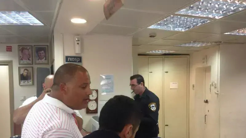 אלון חסן, יו"ר ועד העובדים של נמל אשדוד, מגיע לתחנת משטרת אשדוד להגיש תלונה נגד שר התחבורה ישראל כץ, אפריל 2014 אלון חסן, יו"ר ועד העובדים של נמל אשדוד, מגיע לתחנת משטרת אשדוד להגיש תלונה נגד שר התחבורה ישראל כץ, אפריל 2014